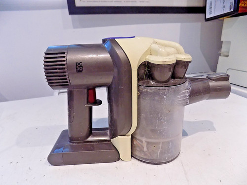 Dyson dc30 vacuum cleaner - dyson,